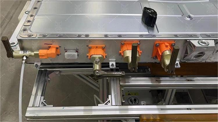 格雷希爾G25F快速連接器在東風(fēng)時(shí)代電池包氣密性測(cè)試的現(xiàn)場(chǎng)圖